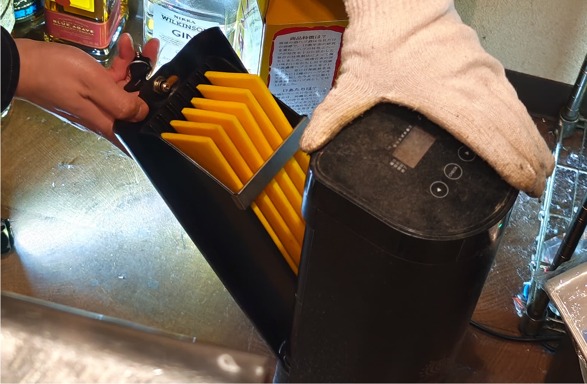 害虫の駆除作業